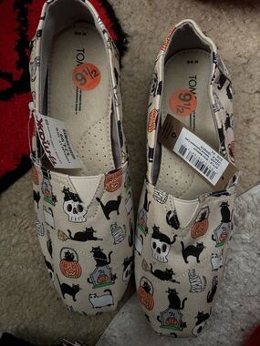 Toms Halloween Canvas Slip-Ons - Cream with Black & Orange Accents